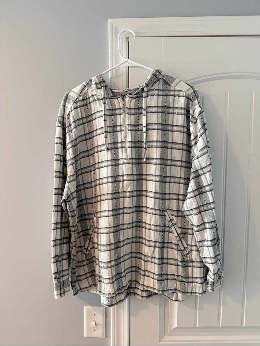 Women’s Hooded Plaid Pullover Lightweight Quarter Zip - White & Black